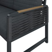 Detailansicht einer Loungegarnitur mit dunklem Stoffbezug und seitlichen Armlehnen aus Holz und geflochtenem Seil.
