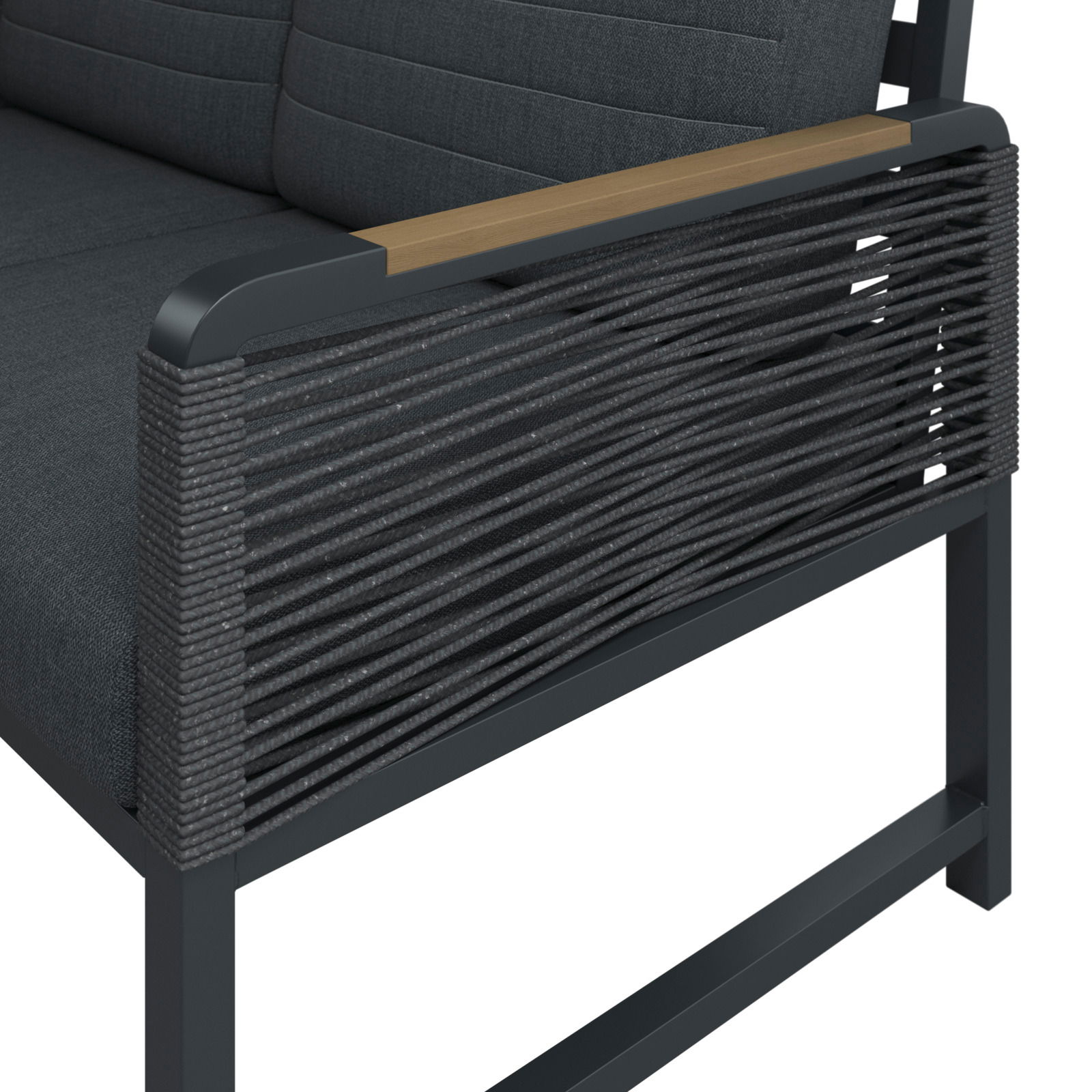 Detailansicht einer Loungegarnitur mit dunklem Stoffbezug und seitlichen Armlehnen aus Holz und geflochtenem Seil.