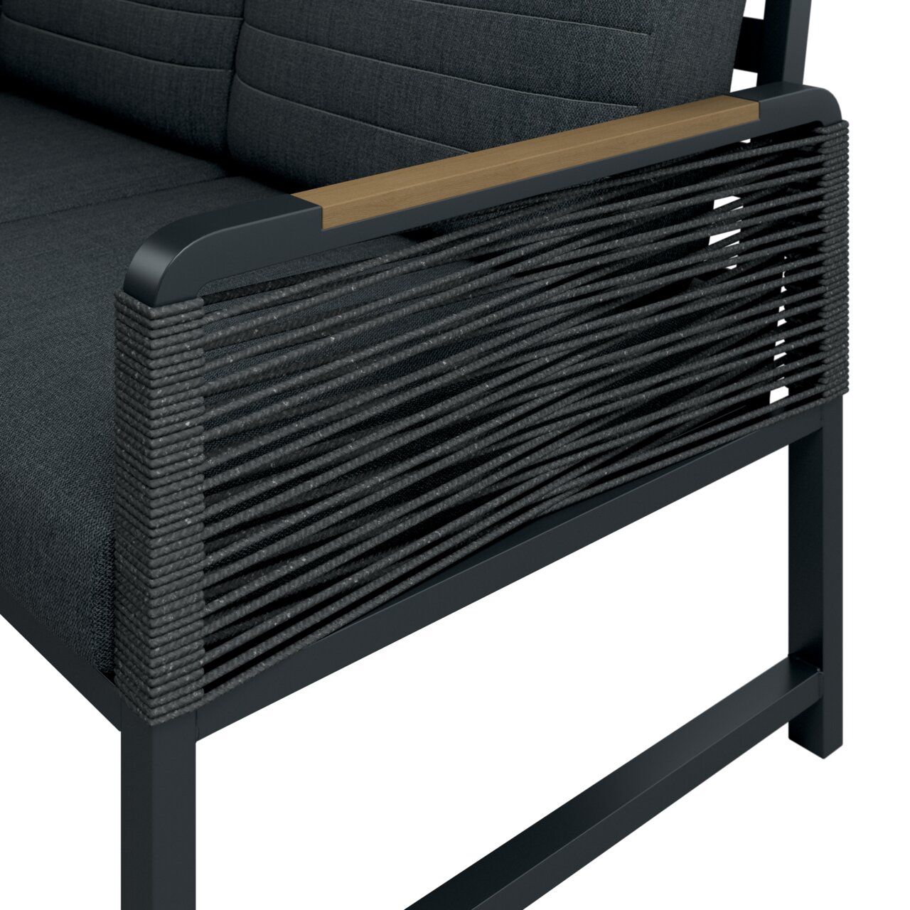 Detailansicht einer Loungegarnitur mit dunklem Stoffbezug und seitlichen Armlehnen aus Holz und geflochtenem Seil.