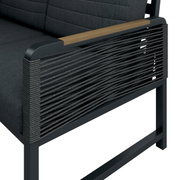 Detailfoto van een loungeset met donkere stoffen bekleding en zijarmleuningen van hout en gevlochten touw.