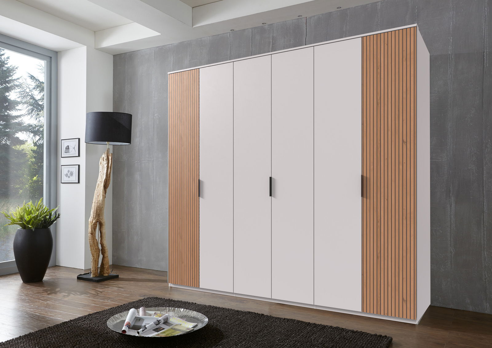 Sechstüriger Drehtürenschrank in modernem Design mit weißen Türen und Holzpaneelen, seitliche Perspektive.