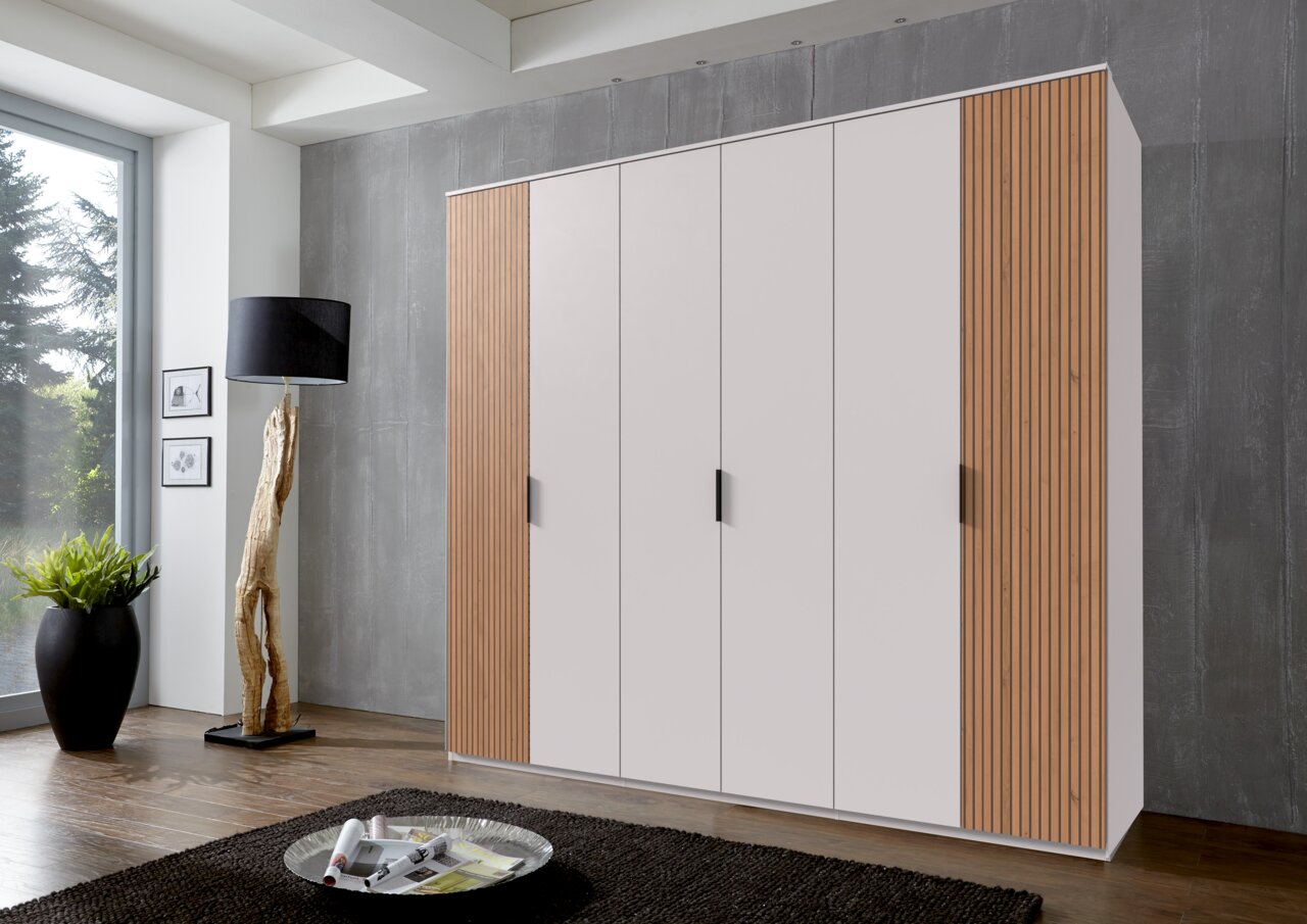 Kast met zes draaideuren in een modern ontwerp, met witte deuren en houten panelen, gezien vanaf de zijkant.