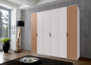 Kast met zes draaideuren in een modern ontwerp, met witte deuren en houten panelen, gezien vanaf de zijkant.