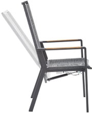 Zijaanzicht van een relaxfauteuil met verstelbare rugleuning en houten armleuningen.