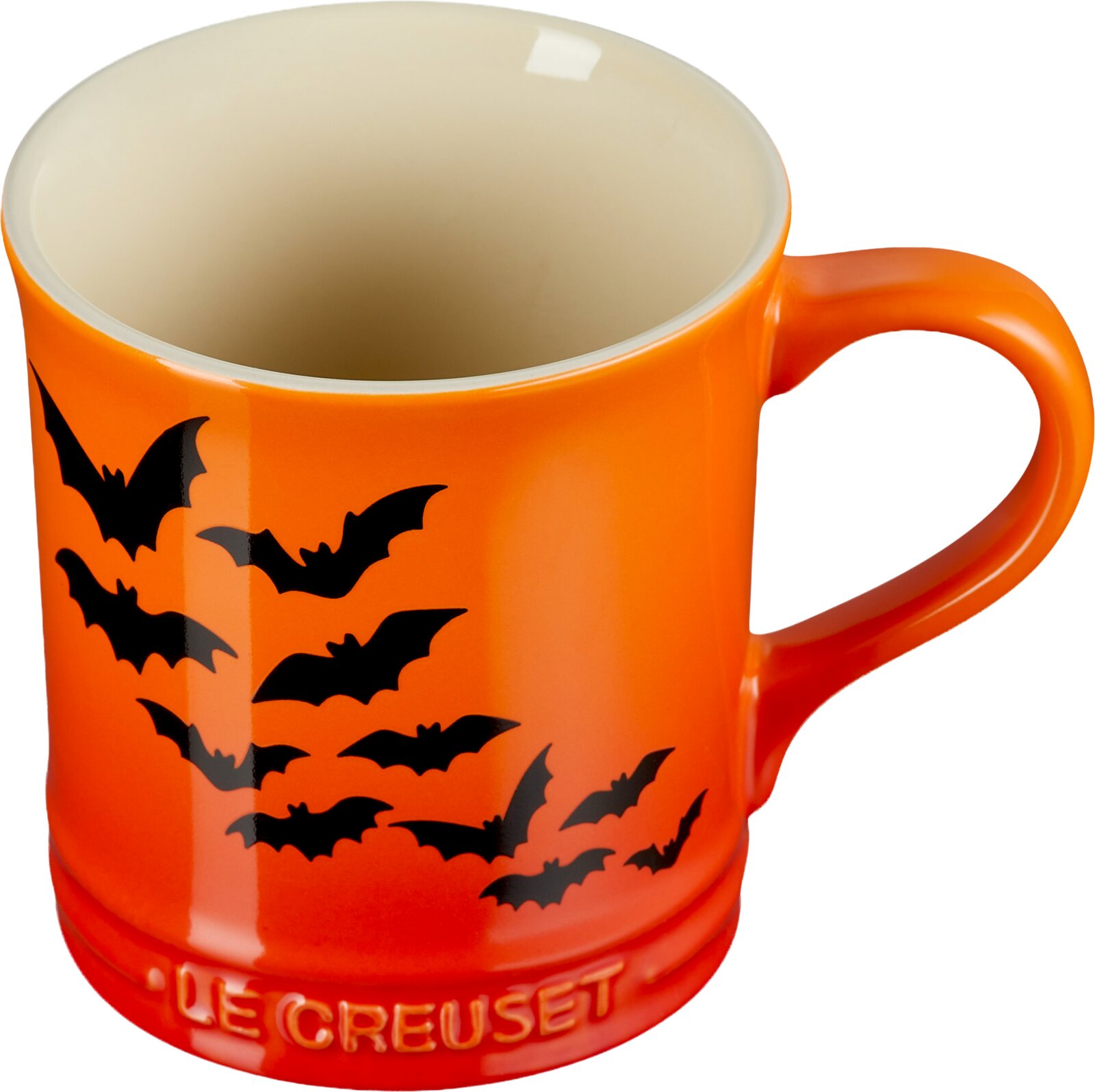 Orangefarbene Le-Creuset-Tasse mit schwarzem Fledermausmotiv und cremefarbener Innenseite, aus schräger Vorderansicht von oben
