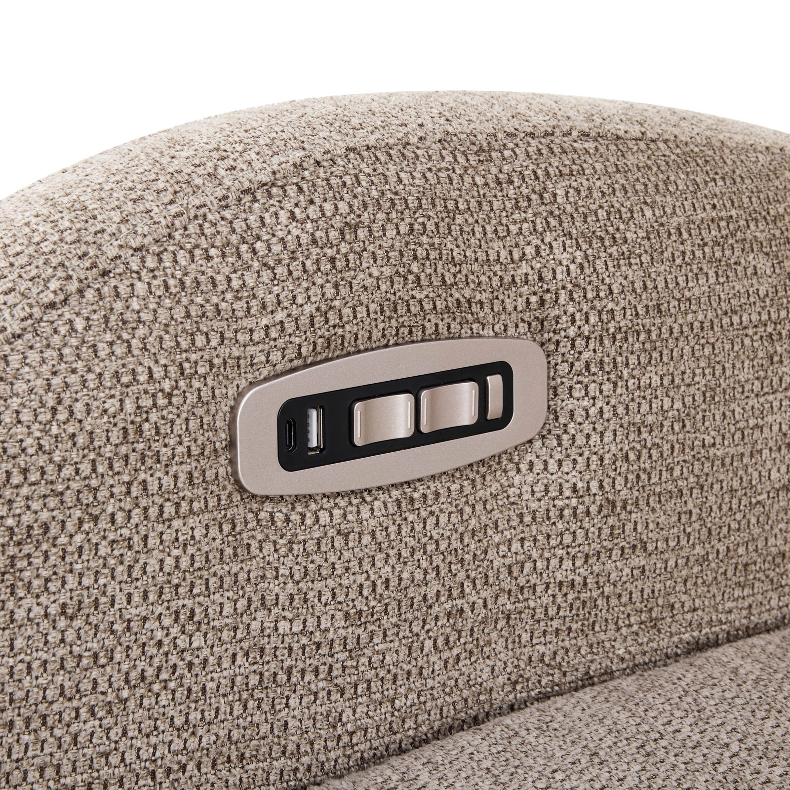 Nahaufnahme eines Relaxsessels mit integrierten Bedienelementen und USB-Anschluss an der Armlehne.