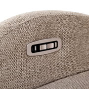 Nahaufnahme eines Relaxsessels mit integrierten Bedienelementen und USB-Anschluss an der Armlehne.