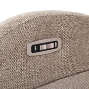 Nahaufnahme eines Relaxsessels mit integrierten Bedienelementen und USB-Anschluss an der Armlehne.