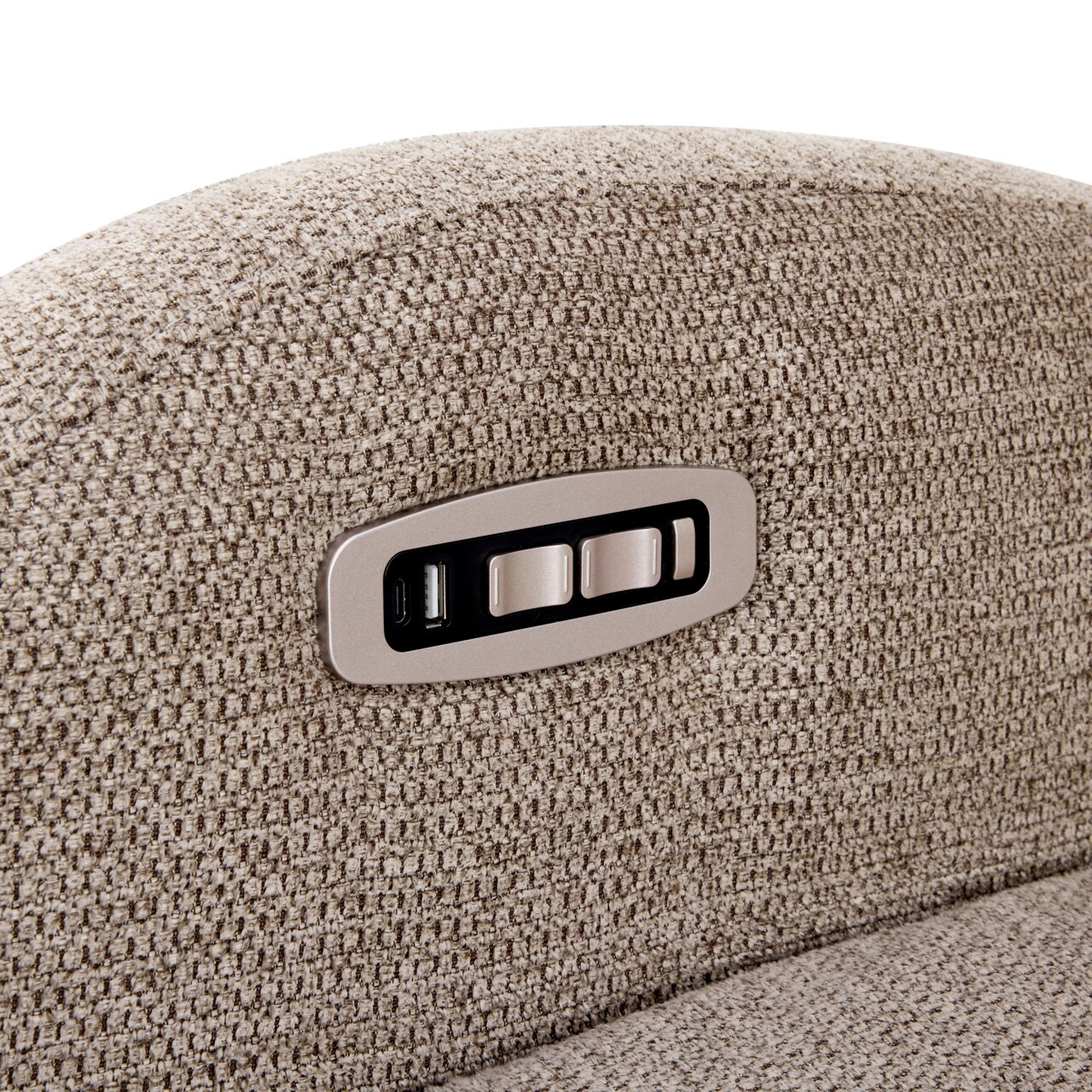 Nahaufnahme eines Relaxsessels mit integrierten Bedienelementen und USB-Anschluss an der Armlehne.