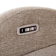 Nahaufnahme eines Relaxsessels mit integrierten Bedienelementen und USB-Anschluss an der Armlehne.