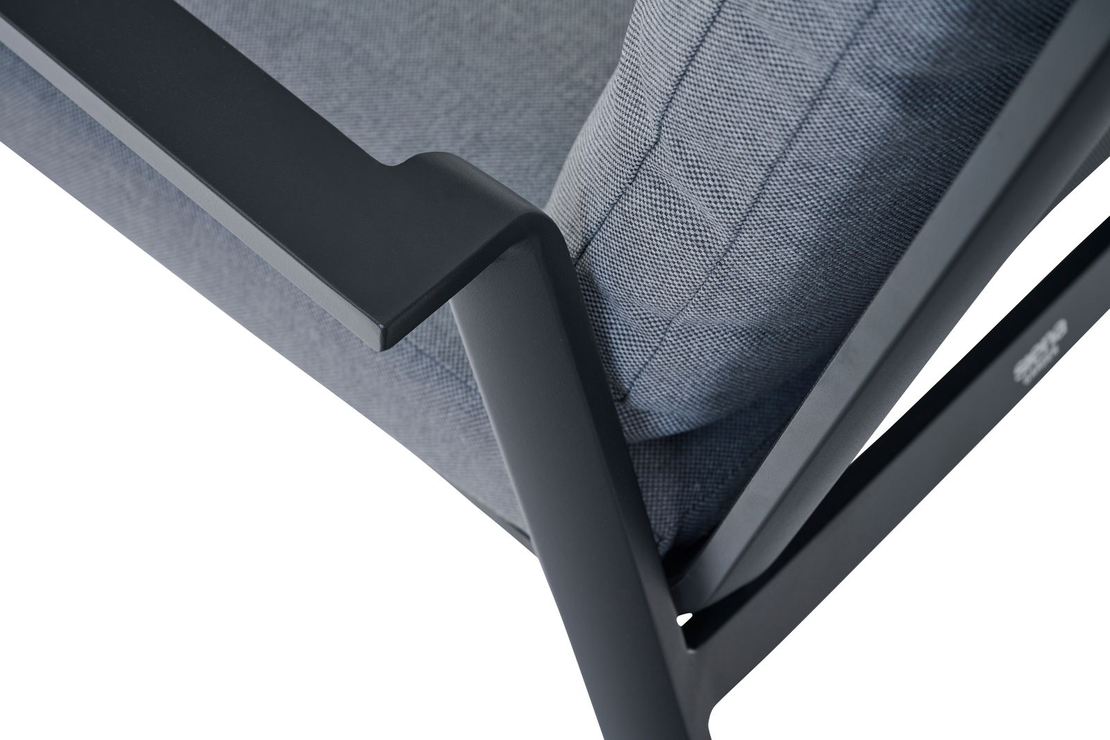 Nahaufnahme eines Comfort Plus Stapelsessels mit schwarzem Metallrahmen und grauem Stoffbezug, seitliche Perspektive