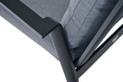 Nahaufnahme eines Comfort Plus Stapelsessels mit schwarzem Metallrahmen und grauem Stoffbezug, seitliche Perspektive