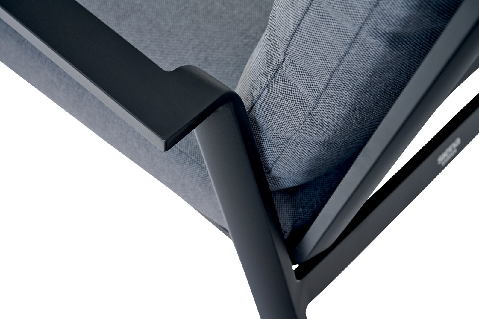 Close-up van een Comfort Plus stapelstoel met een zwart metalen frame en een grijze stoffen bekleding, gezien vanaf de zijkant