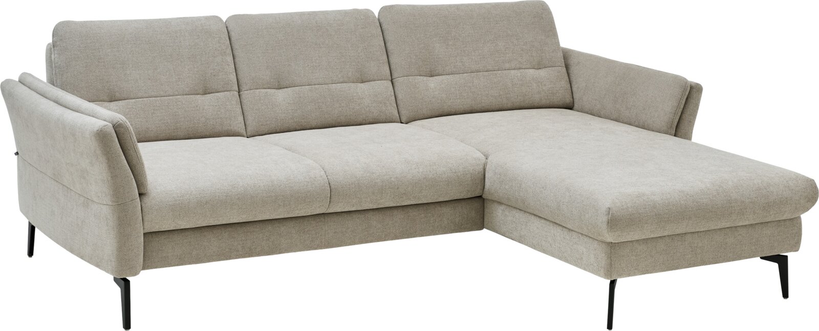 Musterring Longchair-combinatie MR 1370 Beige stoffen hoekbank met chaise longue rechts, drie zitkussens, brede armleuningen en zwarte metalen poten, schuin van voren gefotografeerd op witte achtergrond