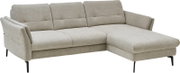 Beige stoffen hoekbank met chaise longue rechts, drie zitkussens, brede armleuningen en zwarte metalen poten, schuin van voren gefotografeerd op witte achtergrond