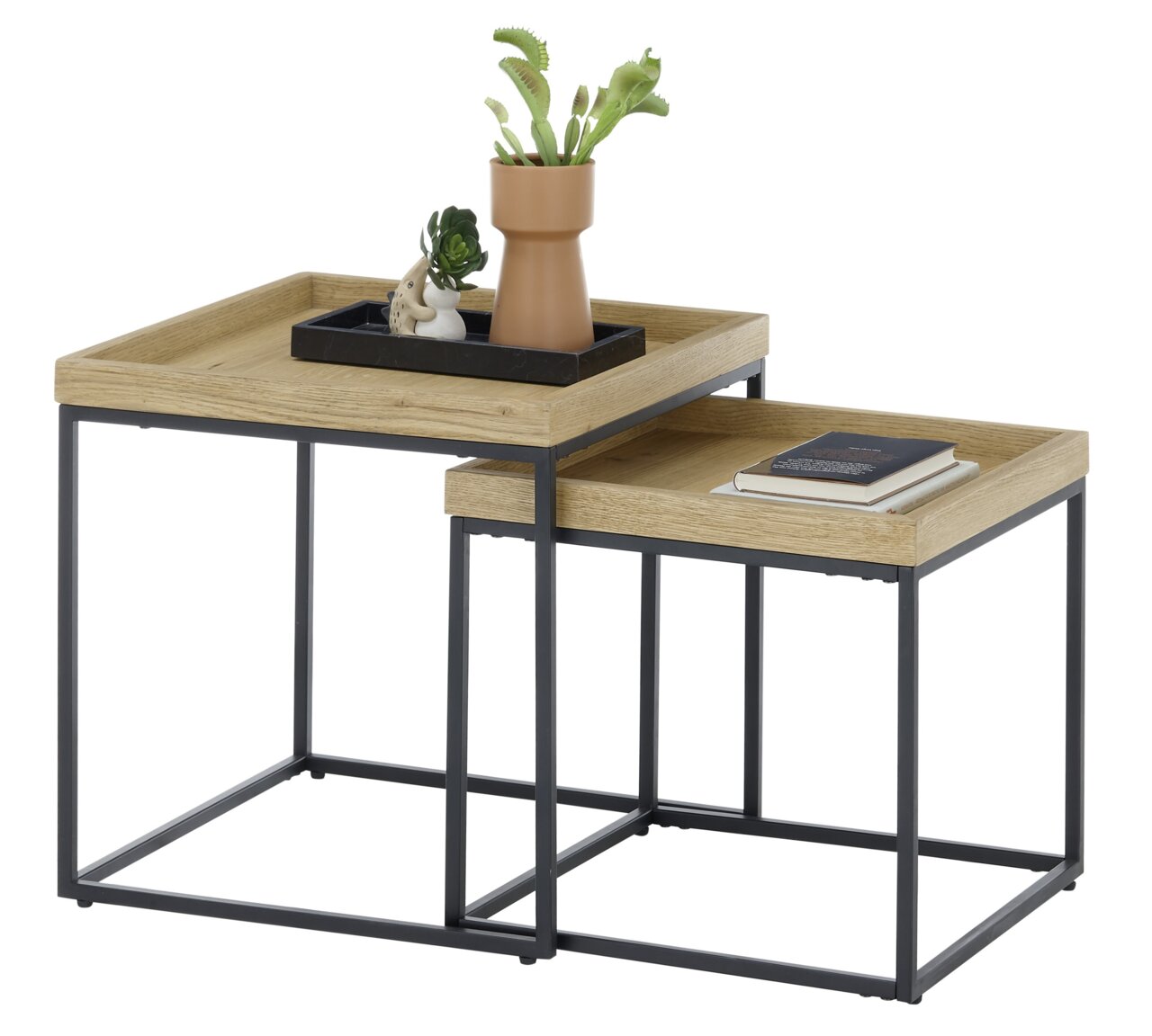 Zwei Satztische aus Holz mit schwarzem Metallgestell, einer größer als der andere, aus seitlicher Perspektive fotografiert. Der größere Tisch hat eine Vase mit Pflanzen und eine kleine Dekoration, der kleinere Tisch hat Bücher darauf.