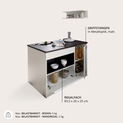 Kücheninsel mit schwarzer Arbeitsplatte, weißen Regalfächern und Griffstangen in Metalloptik, matt. Perspektive von vorne links.