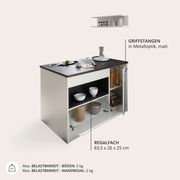 Kücheninsel mit schwarzer Arbeitsplatte, weißen Regalfächern und Griffstangen in Metalloptik, matt. Perspektive von vorne links.