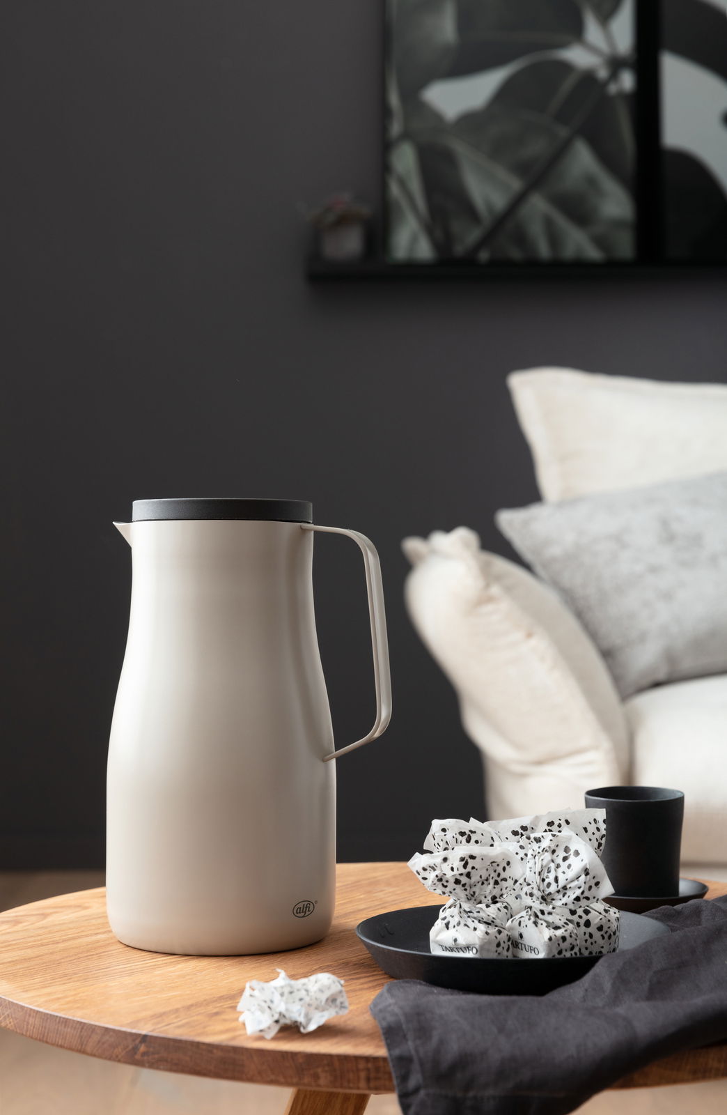 Alfi Isolierkanne STUDIO ALLURE Isolierkanne Studio in modernem Design, seitliche Perspektive auf einem Holztisch mit schwarzem Deckel und Griff.