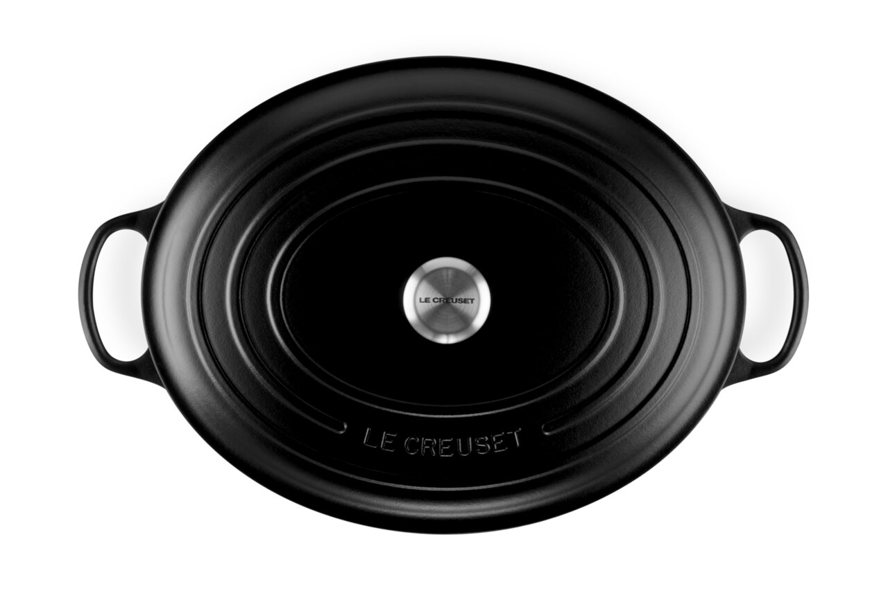 Schwarzer ovaler Bräter von oben mit zwei Griffen und Le Creuset Logo auf dem Deckel