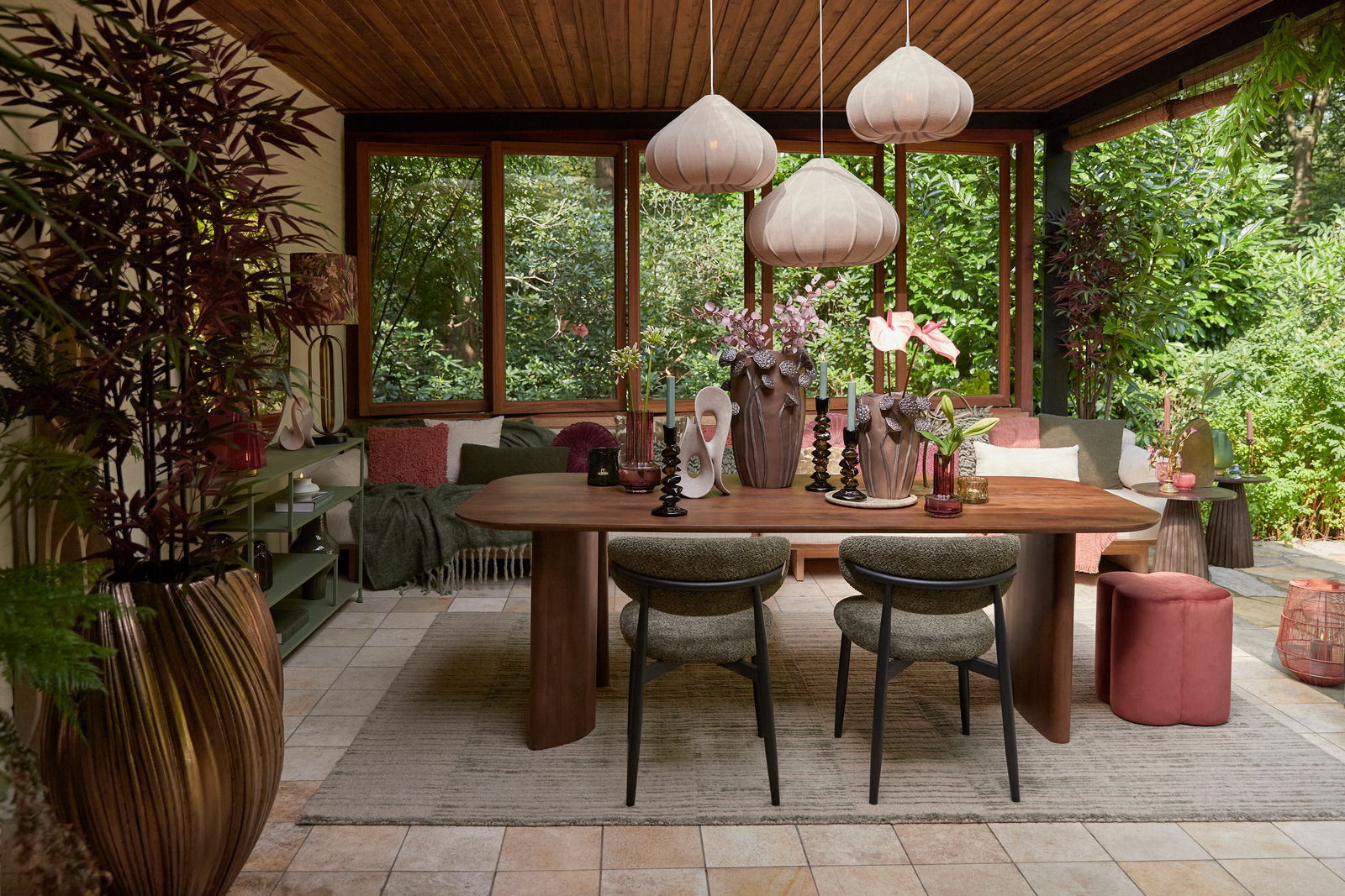 Light&Living Hängeleuchte ZUBEDA Drei Hängeleuchten in einem stilvoll eingerichteten Raum mit Holztisch und grüner Aussicht, aus der Perspektive des Betrachters auf Augenhöhe.