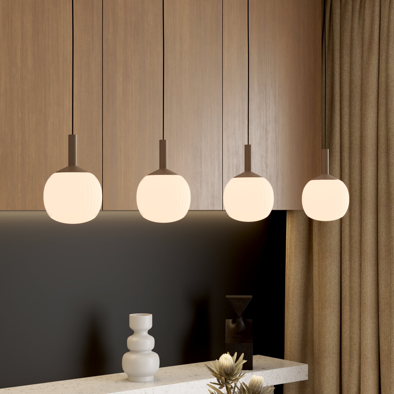 Vier moderne hanglampen met ronde, opaalwitte glazen kappen en donkere armaturen hangen in een rij voor een houten lambrisering; vooraanzicht op ooghoogte.
