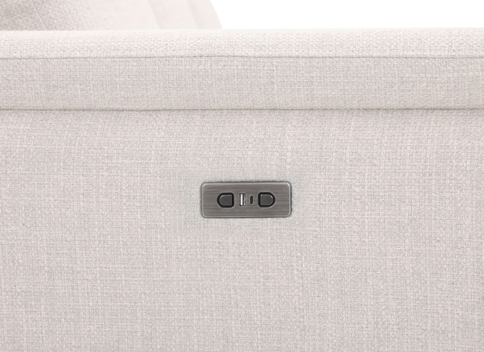 Rückansicht eines hellgrauen Longchairs mit integrierter Steckdose und USB-Anschluss.