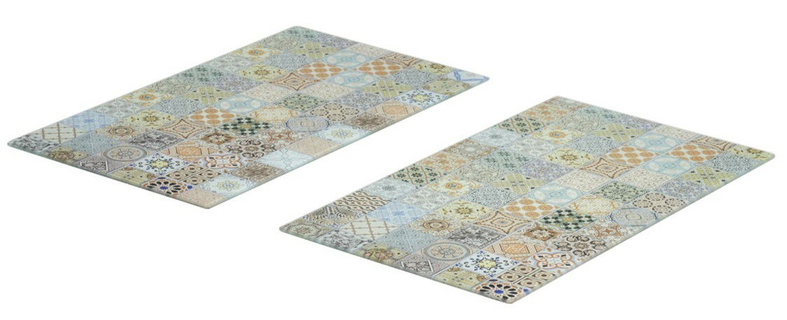 Zeller Present Herdabdeck-/Schneideplatten-Set Zwei rechteckige Herdabdeck- und Schneideplatten mit buntem Mosaikmuster, aus schräger Perspektive fotografiert.