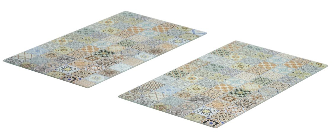Zwei rechteckige Herdabdeck- und Schneideplatten mit buntem Mosaikmuster, aus schräger Perspektive fotografiert.