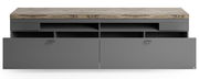 Frontansicht eines modernen TV-Lowboards mit grauer Oberfläche und Holzoptik auf der Oberseite, offene Fächer und Schubladen.