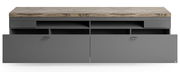 Frontansicht eines modernen TV-Lowboards mit grauer Oberfläche und Holzoptik auf der Oberseite, offene Fächer und Schubladen.
