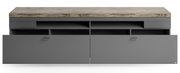 Frontansicht eines modernen TV-Lowboards mit grauer Oberfläche und Holzoptik auf der Oberseite, offene Fächer und Schubladen.