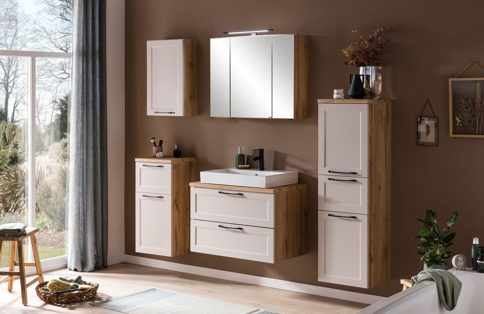 Moderne Badezimmermöbel in Holzoptik mit Hängeschrank, Spiegelschrank und Waschbecken aus der Frontalperspektive.