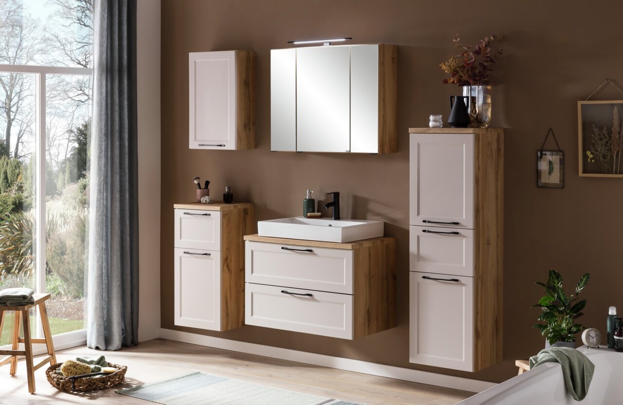 XORA Hängeschrank MERAN Moderne Badezimmermöbel in Holzoptik mit Hängeschrank, Spiegelschrank und Waschbecken aus der Frontalperspektive.