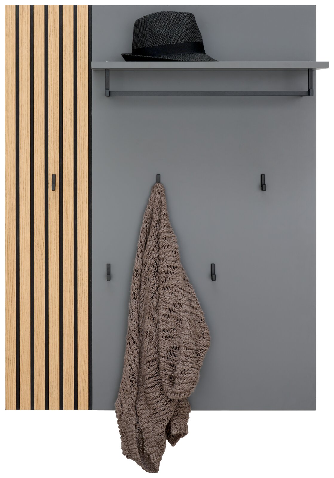 Moderne Wandgarderobe in Grau mit Holzlamellen links, Ablage und mehreren Haken, mit Hut und gestricktem Schal – Frontalansicht