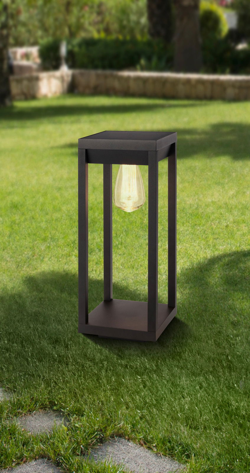 Ambia Garden Solarleuchte OXNARD Moderne Solarleuchte in schwarzem, rechteckigem Design auf einer Rasenfläche, seitliche Perspektive