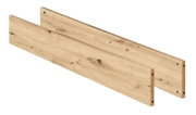 Zwei lange Holzbretter in heller Eiche-Optik mit sichtbarer Maserung und vorgebohrten Löchern, schräg von vorne in perspektivischer Ansicht auf weißem Hintergrund
