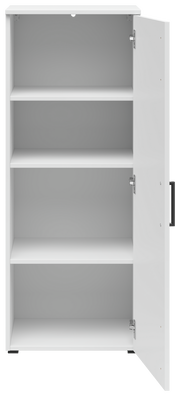 Weiße Kommode mit drei offenen Regalböden und einer geöffneten Tür, Frontalansicht.