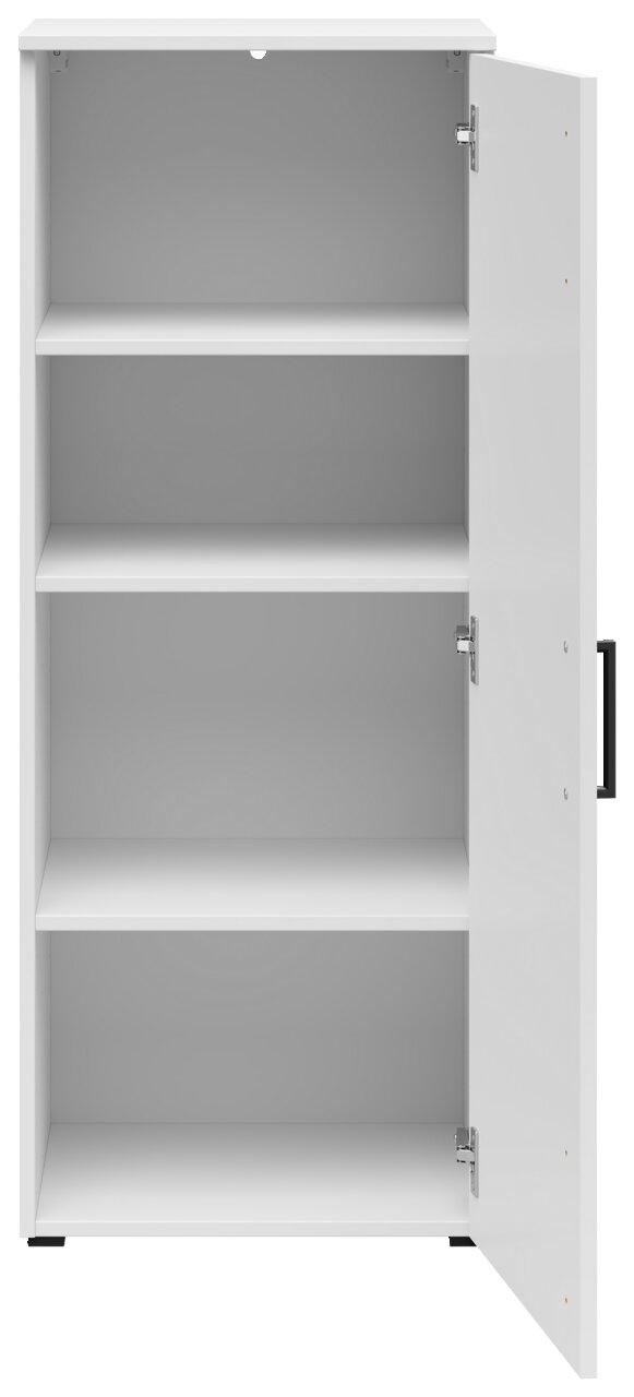 Weiße Kommode mit drei offenen Regalböden und einer geöffneten Tür, Frontalansicht.