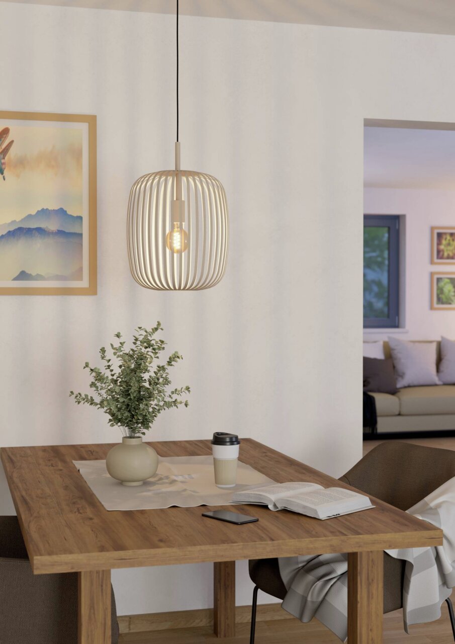 Moderne Pendelleuchte ROMAZZINA in einem gemütlichen Esszimmer, aus hellem Holz mit sichtbarer Glühbirne, von der Seite betrachtet.