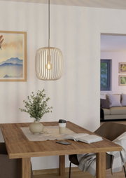 Moderne Pendelleuchte ROMAZZINA in einem gemütlichen Esszimmer, aus hellem Holz mit sichtbarer Glühbirne, von der Seite betrachtet.