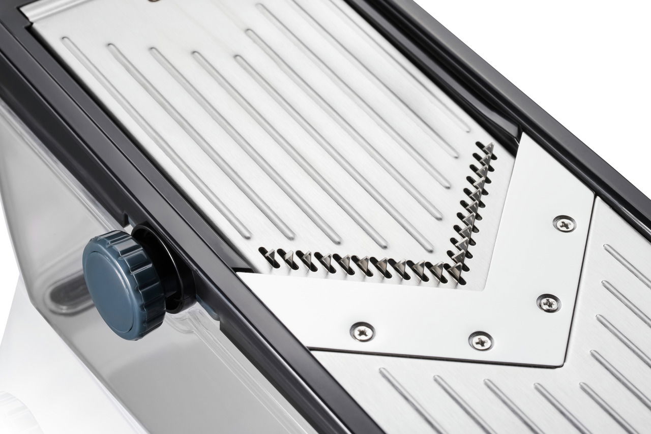 Nahaufnahme eines V-Hobels mit Julienne-Klinge, seitliche Perspektive