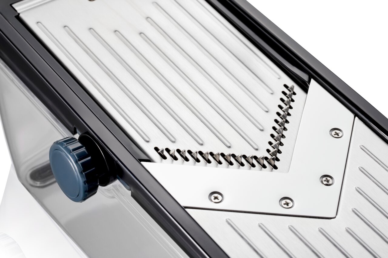 Nahaufnahme eines V-Hobels mit Julienne-Klinge, seitliche Perspektive