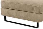 Nahaufnahme eines Sofas mit geripptem Stoffbezug und schwarzem Metallfuß, seitliche Perspektive