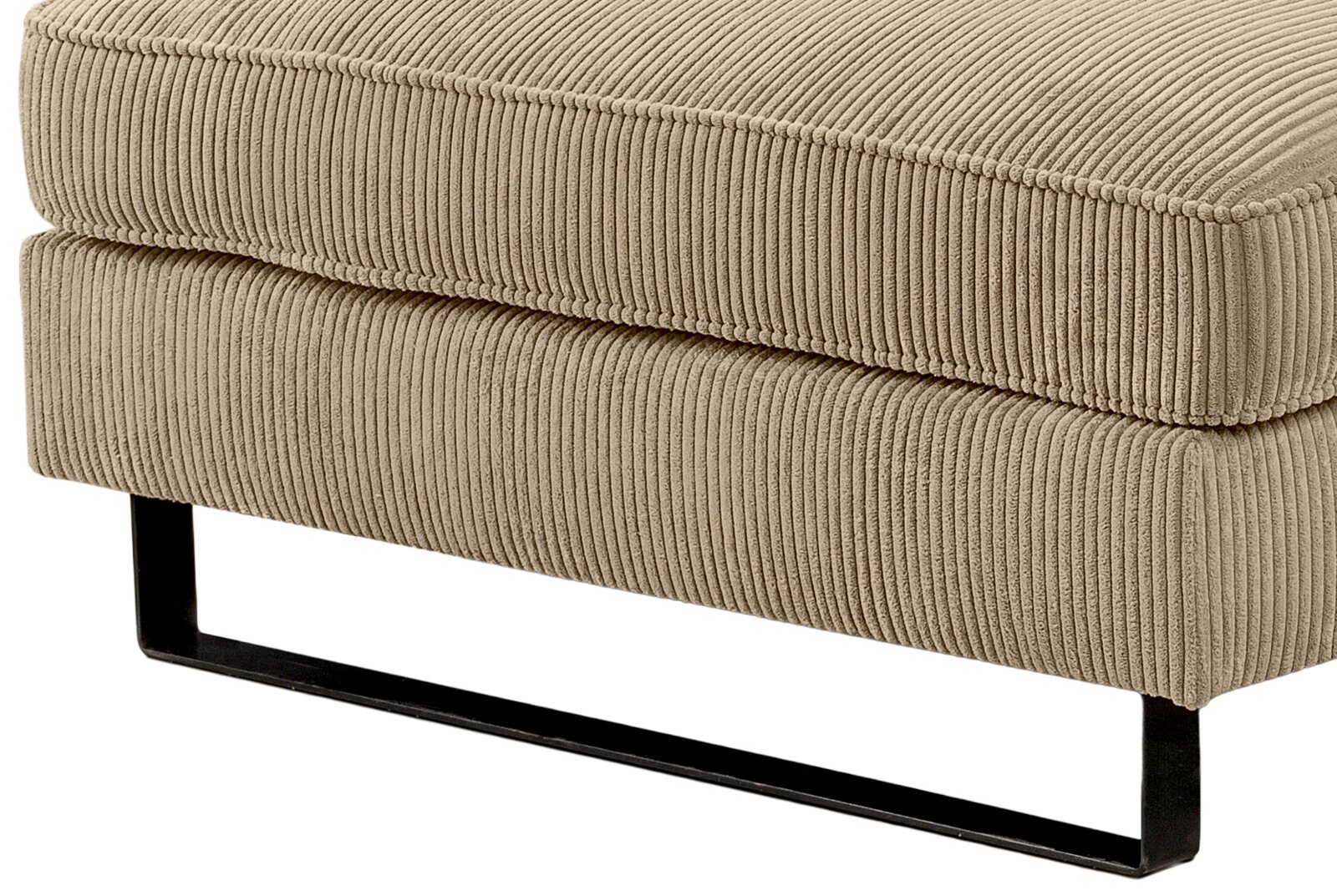 Nahaufnahme eines Sofas mit geripptem Stoffbezug und schwarzem Metallfuß, seitliche Perspektive