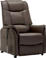 Bequemer brauner Fernsehsessel mit Fernbedienung, seitliche Perspektive