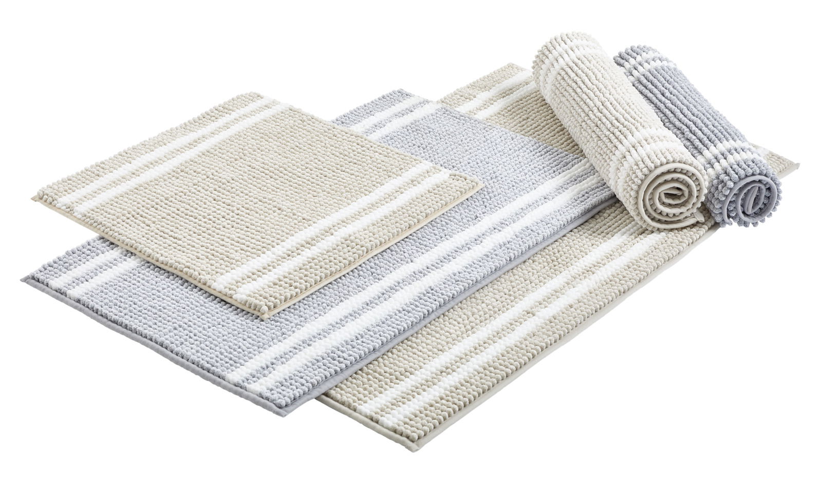 Verschiedene Badematten in Beige und Grau mit Streifenmuster, teilweise gerollt, aus seitlicher Perspektive fotografiert.