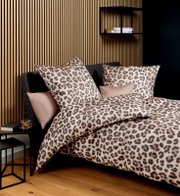 Leopardenmuster Bettwäsche-Set auf einem Bett, seitliche Perspektive