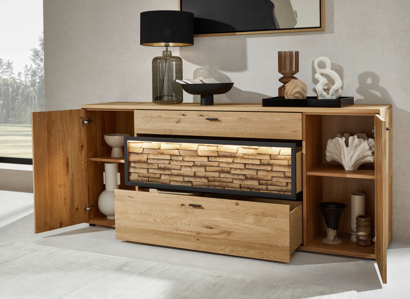 Holz-Sideboard mit geöffneter Tür und Schublade, dekoriert mit modernen Accessoires, aus frontaler Perspektive.