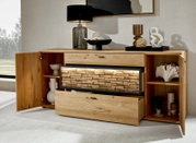 Houten dressoir met open deur en lade, versierd met moderne accessoires, gezien van voren.
